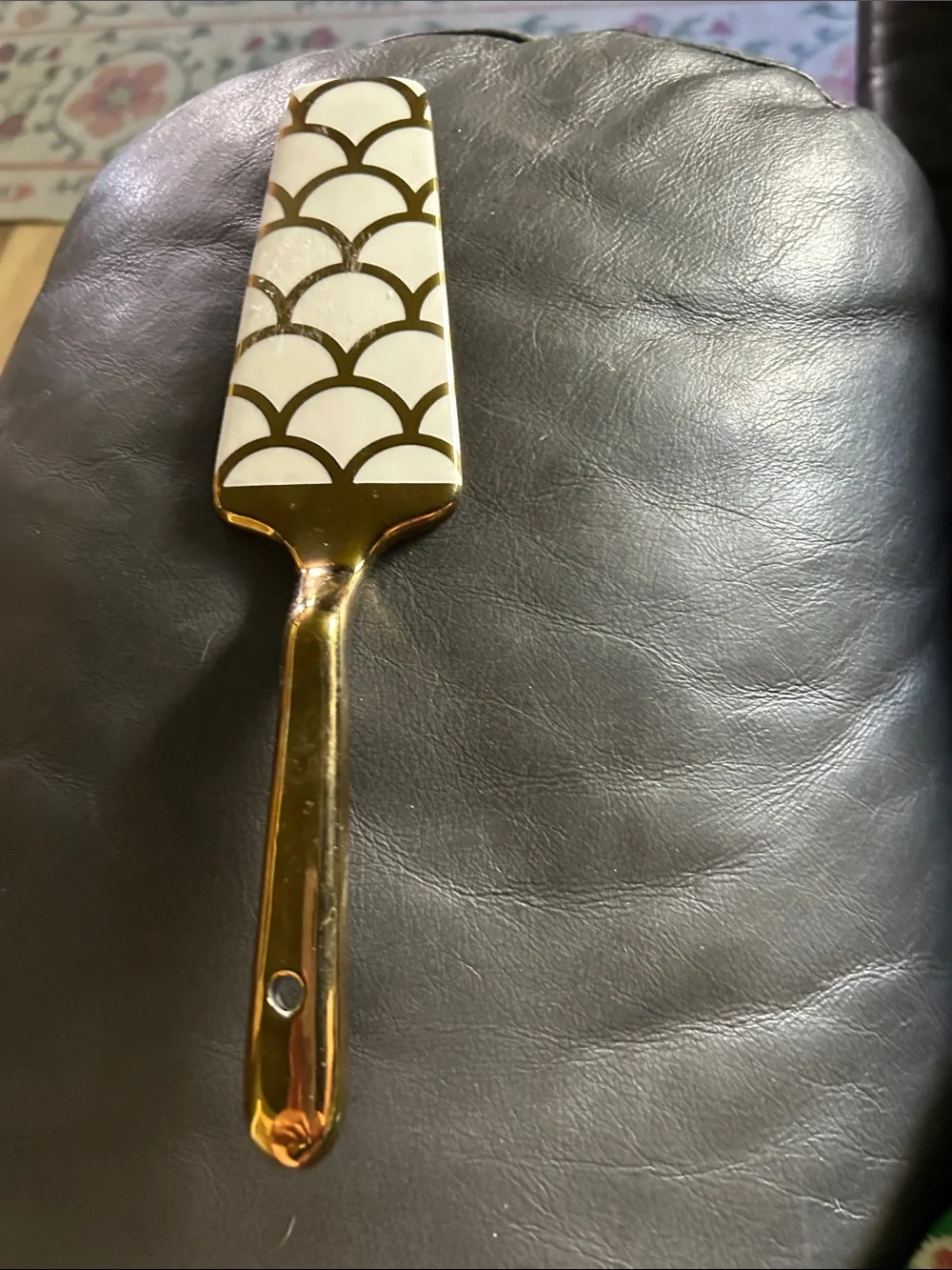Gold and White Patterned Cake Server - Elegant Kitchen Tool